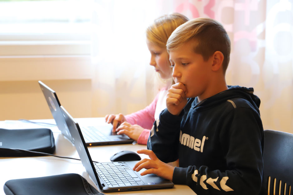Photo of kids with PC